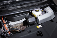 2.4リッターのガソリンエンジンに電気モーターを組み合わせたパワーユニット。JC08モードの燃費値は18.0km/リッター。