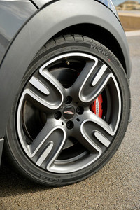 17インチのGP専用ホイールには、215/40R17サイズのスポーツタイヤが装着される。試乗車はクムホ・エクスタV700を履いていた。