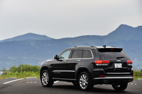 ジープブランドの最上級モデルである「グランドチェロキー」。現行モデルは2010年に登場した4代目にあたる。