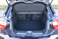 「メルセデス・ベンツA250 シュポルト 4MATIC」の荷室容量は、341～1157リッター。スキーホールも設けられている。（写真をクリックするとシートの倒れるさまが見られます）
    