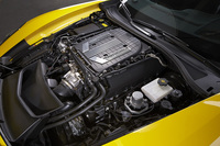 「LT4」と呼ばれるスーパーチャージャー付き6.2リッターV8 OHVエンジン。各部の素材や工法にもこだわっており、ピストンは鍛造アルミ製、吸気バルブはチタン製、ヘッドは遠心鋳造法で製造されたアルミ製となる。