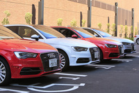 試乗会場に並べられた「A3スポーツバックe-tron」。ボディーカラーは全8種類の設定となる。