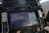 ナビ機能では「立ち寄り充電スポット案内」や「省エネルート案内機能」「到着時のバッテリー残量予測」のほか、充電スポットの「満空情報」や「急速充電器設置表示」「営業時間外表示」などの機能が追加された。
	（写真をクリックすると満空情報画面が見られます）