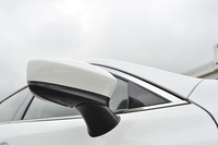 ドアミラーのターンシグナルは、従来型では先端部に、縦方向に埋め込まれていた。それが最新型では黒い基部に、横方向に配置されている。