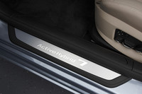 サイドシルに備わる「アクティブハイブリッド7」のネームプレート。