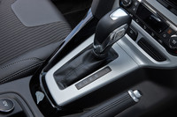 親指で操作する「サムスイッチ」によりマニュアルでのシフト操作も可能。