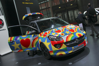 ポップアーティスト、ピーター・ブレイクが、GMのイギリス現地法人ボクスホールの「アダム」に腕をふるったアートカー。2012年パリモーターショーで。