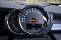 スピードメーターはインパネ中央からステアリングコラム上へ移動した。その左にはタコメーターが備わる。