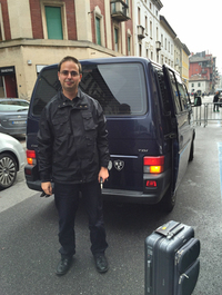 ある日ミラノでボクを運んでくれたウーバーのドライバー、ファブリツィオ氏と彼の営業車「フォルクスワーゲン・トランスポーター カラベル」。