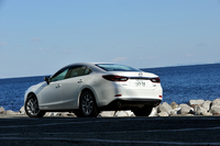 大幅な改良を受け、2015年1月に発売された「マツダ・アテンザ」。新たに設定された「プロアクティブ」は、「アダプティブLEDヘッドライト」や「レーンキープ・アシスト・システム」などが標準装備された、中間グレードである。
    