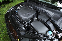 最高出力190ps、最大トルク40.8kgmを発生する2リッター直4直噴ディーゼルターボエンジン。本国には、より高出力の「D5」と呼ばれるエンジンも存在する。
    