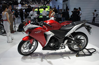 日本とタイで研究開発され、タイで生産される「CBR250R」。日本でも発売が予定されている。