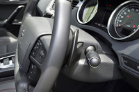 シフトパドルは、ステアリングホイールとは連動しない固定式。