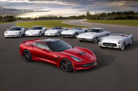 
    新型「シボレー・コルベット」（写真手前）と歴代のコルベット。
    