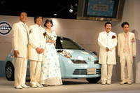 「みずたマーチ」の感想を聞かれた沖さんは「水玉模様がとっても好きなので、今までの中で一番かわいい」。「可愛くてキスしたいですね」とインパルスの岩倉俊之さん。藤崎マーケットは、「女の子に乗ってほしいですね」とコメントした。