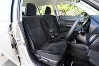 「ハイブリッドG」のシート表皮には、同グレード専用のベロア調トリコットを採用。前席にはシートヒーターが用意される。
    