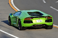 リアウイングは可動式。車体格納位置のほか中段固定と上段固定の全3ポジションがある。ドライブセレクトのモードによって動作パターンが異なるが、「ストラーダ」と「スポルト」時には、80km/h超で中段、130km/h超で上段へ自動でせりあがる。