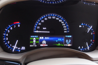 鮮やかなブルーが印象的なメーターパネル。ヘッドアップディスプレイも備わる。