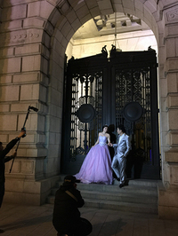 上海租界の面影残る外灘で。婚礼衣装の撮影が行われていた。街中にウェディング関連の店を頻繁に見かけるのも、この国の若者人口の多さを物語る。