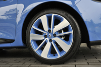 ホイールのサイズは、最上級グレードの「インテンス」のみ17インチ（写真）。他は16インチとなる。
    