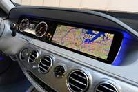 計器類は12.3インチの大型液晶画面に表示される。その隣には、同サイズのカーナビ用モニターも置かれる。
    