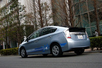 リアビュー。サイドミラーやドアハンドル、さらにリアのガーニッシュなど銀色のパーツ類が、ノーマル・プリウスとの識別点となる。