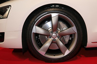 タイヤサイズは「4.2 FSIクワトロ」が255/40R20。それ以外は255/45R19が標準装着となる。
