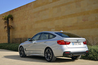 2013年の夏以降に、4WDドライブトレインを備える「xDrive」仕様と、パワフルなディーゼルモデル「325dグランツーリスモ」が加わる予定。ただし日本では、ガソリンエンジン搭載車だけが販売される見込み。