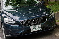 今回のマイナーチェンジではフロントまわりの意匠を変更。「XC90」同様に、T字形のLEDヘッドライトが採用された。フロントグリルの意匠はグレードによって異なり、その中央には新デザインのボルボのエンブレムが用いられている。