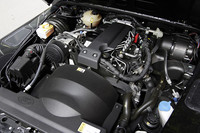 エンジンは、ランドローバーがフォードのPAG（プレミアム・オートモーティブ・グループ）に属していた関係からフォード製のディーゼルユニット。このエンジンが日本の新長期規制をクリアしたことから、日本へ導入されることとなった。