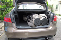 ゴルフ好きの父が「XF」のトランクにゴルフバッグを積んでみた。すると2つが縦方向に積めたうえに、まだ余裕が残っていた。