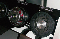 パイオニアが昨年発表したシャローマウント・サブウーファー。埋め込み奥行き約8cm。