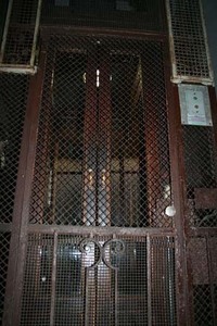 木製扉のエレベーター。ミラノにて。