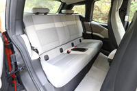 5：5の分割可倒式リアシート。床下にドライブシャフトなどが存在しないため、足元は完全にフラットだ。
    