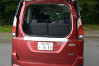 車体後部のドアは、上半分のガラスハッチだけでも開閉可能。荷物の積載容量は、3列目および2列目シートを折りたたむことで拡大できる。（写真をクリックするとシートアレンジが見られます）
