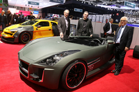 スバッロのブースで、ワンオフ「ワズマGT」と。写真右からフランコ・スバッロ氏、製作したルドヴィク・ラザレスさん、そして彼の父親。