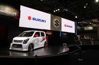 「ワゴンR RRコンセプト」（左）と「ワゴンR スティングレー CUSTOMIZE」の2台をステージ上に並べた「スズキ」のブース。