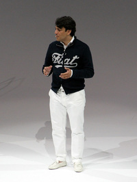 ジーンズ＆靴は、車のイメージカラーに合わせてきたという。