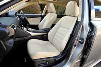 「IS300h“バージョンL”」の室内。シートはフィット感とホールド性を高めた設計とされた。このテスト車には、アイボリーのセミアニリン本革シートが装着されていた。