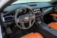 インテリアの様子。センターコンソールには10.2インチのタッチパネルモニターがレイアウトされる。アップル社のスマートフォン「iPhone」が持つ機能を車両側で使えるようになる「CarPlay」にも対応する。