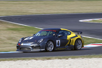 続いてポルシェのモータースポーツ部門が手がけた「ケイマンGT4クラブスポーツ」に試乗。トラクションが思うように掛からず、さらなる煮詰めが必要な印象だった。