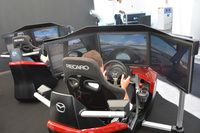 会場となった筑波サーキットには、イベント用のテントが設置された。テント内には「GLOBAL MX-5 CUP仕様車」のほか、オンラインレーシングシミュレーターの「iRacing」（写真）が並べられた。