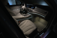 全てのランプがLEDでまかなわれる新型「Sクラス」。照明で車内のムードを変化させる「アンビエントライト」を含め、車内には最大300個のLEDが用いられる。
    （写真をクリックすると、アンビエントライトのカラーバリエーションが見られます）
    