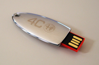 端子部をスライドさせた状態。持ち運びの際などは収納できます。
    