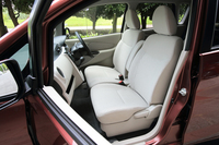 「eKワゴン」のフロントシート。助手席の下には、引き出して使うトレーが備わる。
    