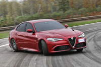 “ファイティングポーズ”を決める「クアドリフォリオ」。510psの2.9リッターV6ツインターボユニットをもってすれば、こんな芸当もお手のもの。