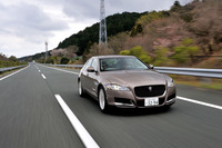 新型「XF」のスリーサイズは4965×1880×1455mm。旧型と比較して、全長は10mm短く、全幅は5mm広く、全高は5mm低い（写真は「XF 25t プレステージ」）。