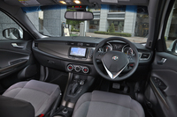 インテリアではインストゥルメントパネルを中心に、各種スイッチのレイアウトなどを変更。新デザインのステアリングホイールも特徴となっている。
    