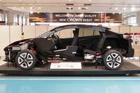 全高が20mm低められた新型「プリウス」（写真はカットモデル）だが、ヒップポイントを下げるなどの工夫により、乗員の頭上空間は前席・後席ともに先代よりも拡大されている。