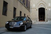 「ランチア・テージス」、シエナの銀行本店前で。